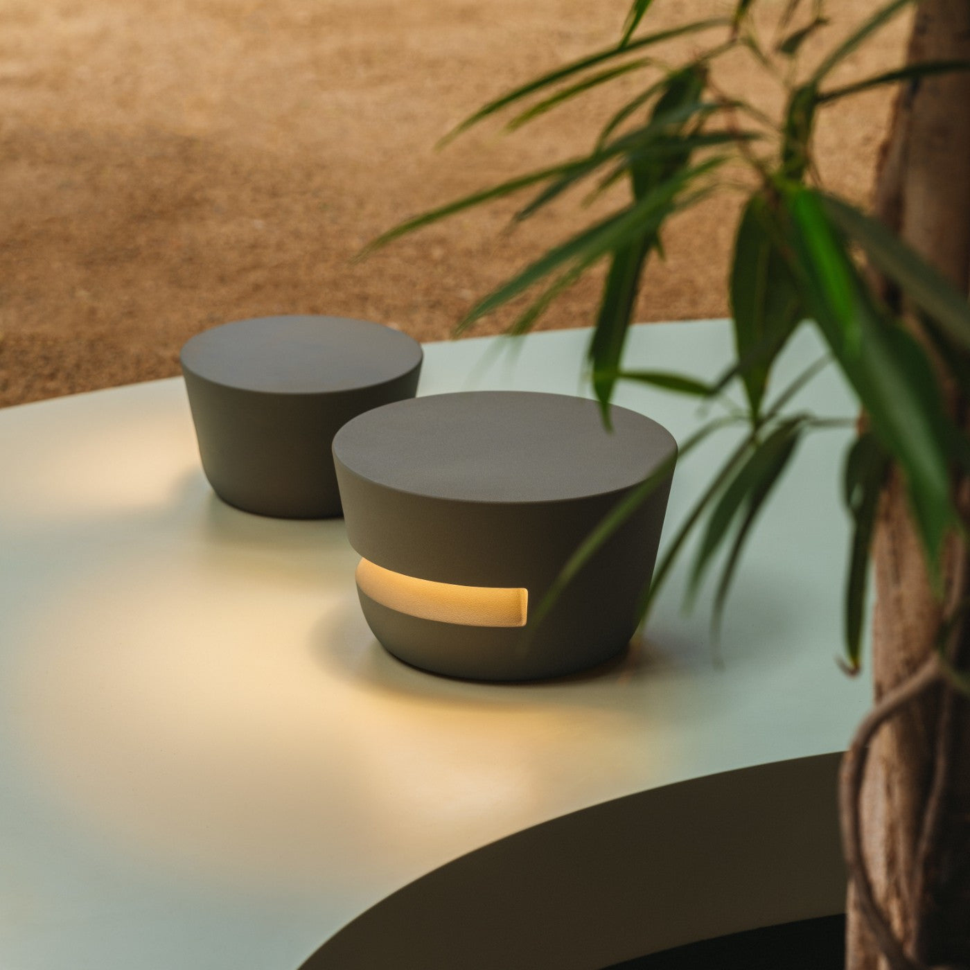 Dots Bollard, Small, Half Halo, Graphite Black, LED, IP65