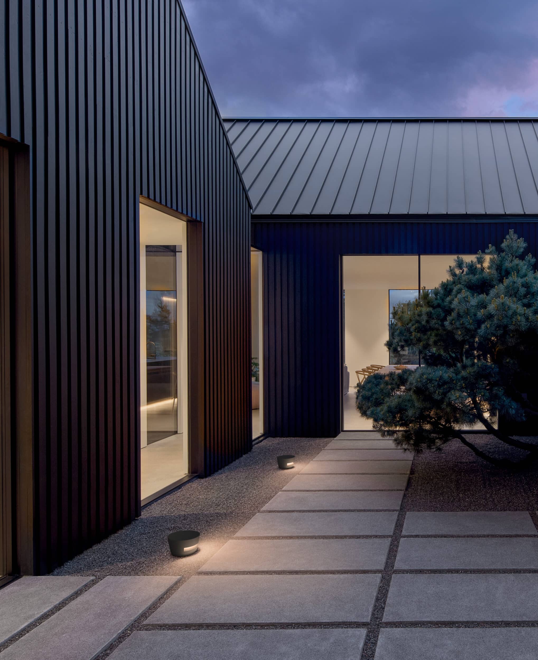 Dots Bollard, Small, Half Halo, Graphite Black, LED, IP65