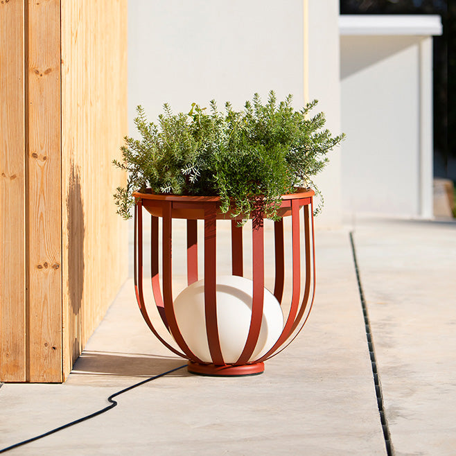 Bols outdoor floor lamp in short red with plant accessory unlit