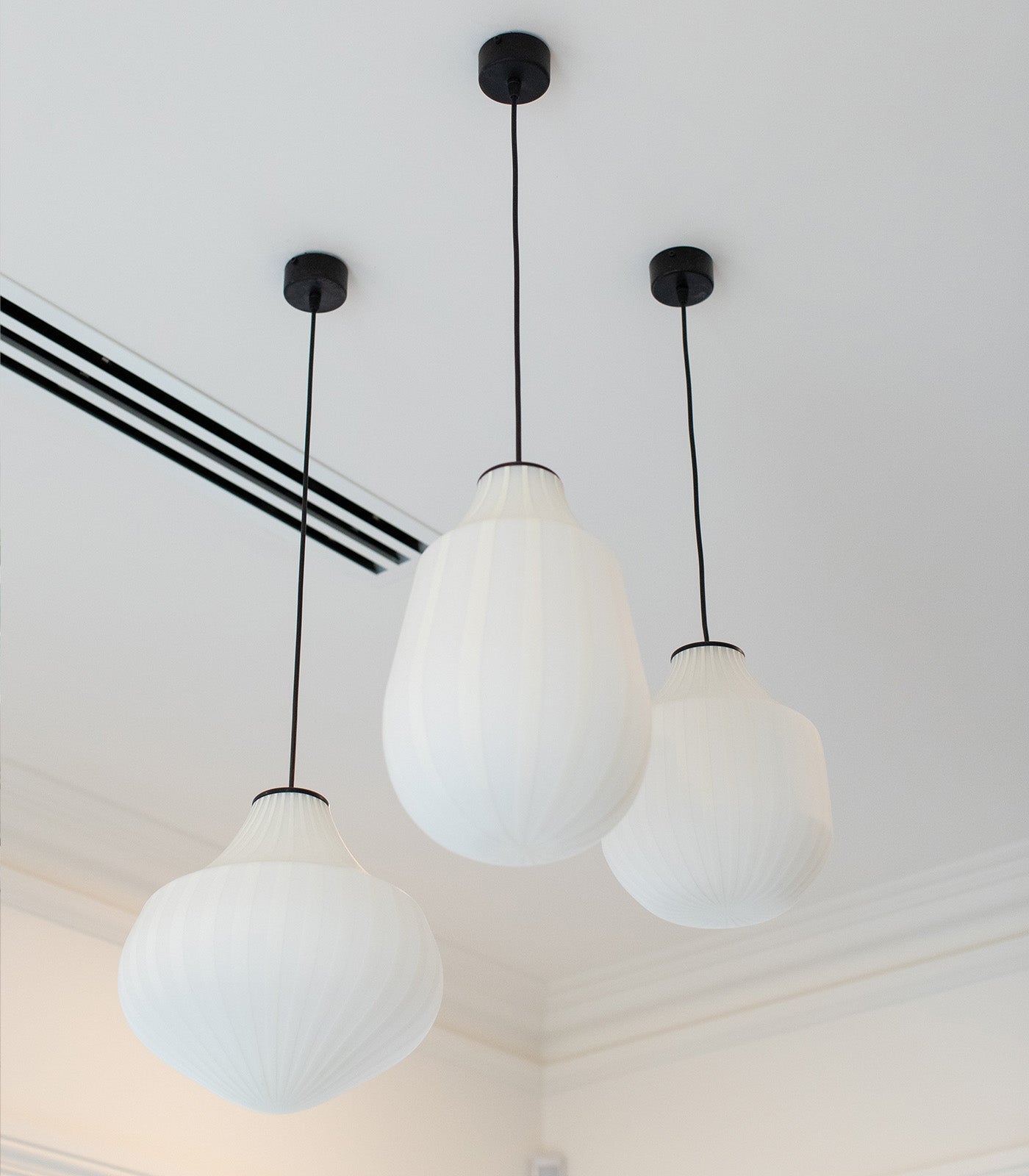 Circus pendant light, white filigree handblown glass, oblong, E27, Triac Dim, IP20