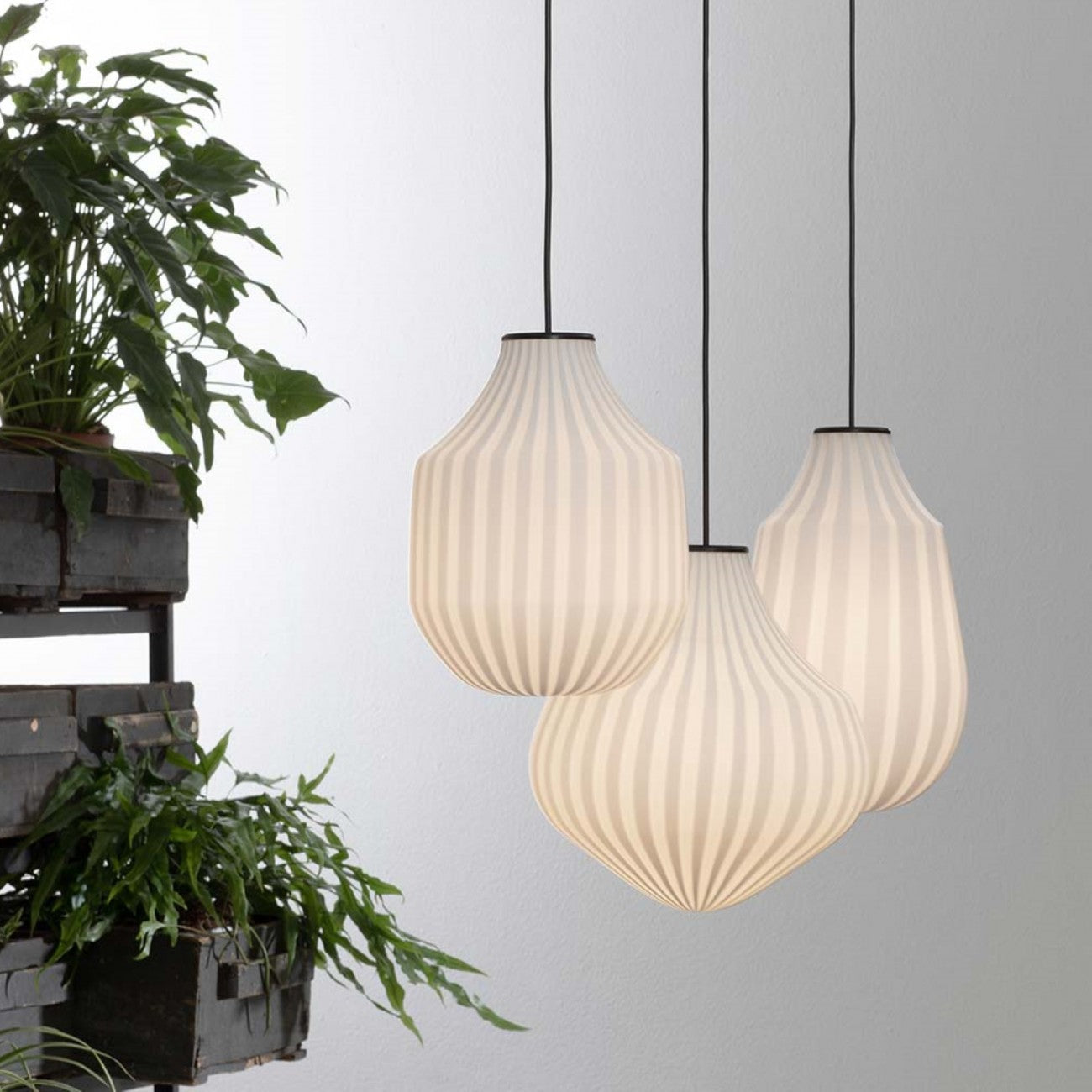 Circus pendant light, white filigree handblown glass, round, E27, Triac Dim, IP20