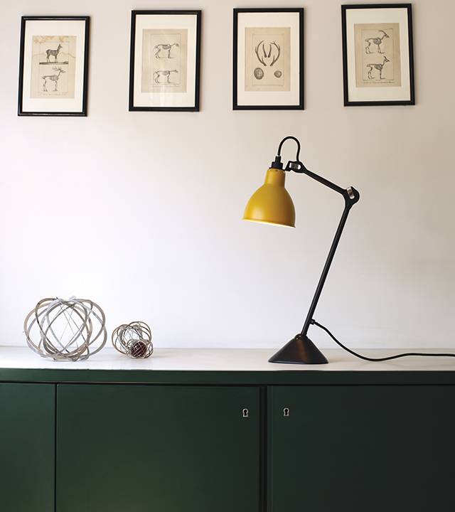 Gras-N205-Table-Round-Yellow-on-Console-with-Wire-Sculptures