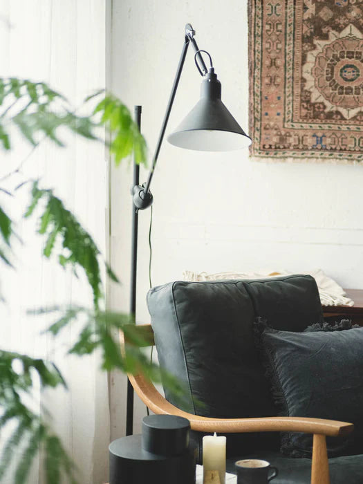 Gras-N215-Floor-Black-with-Black-Chair-and-Plants