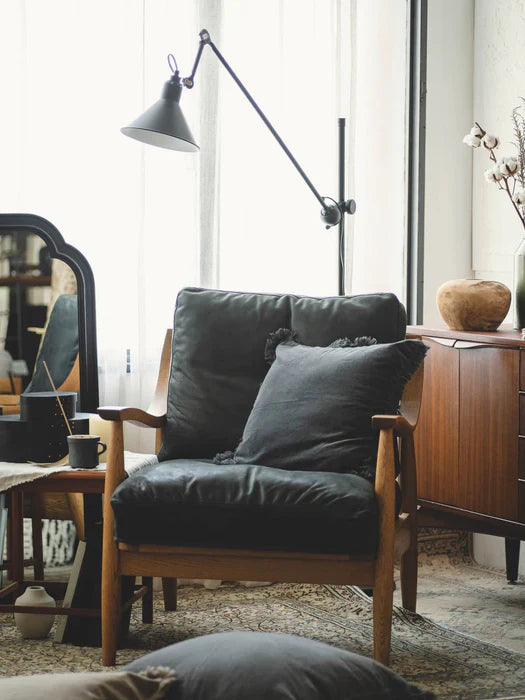 Gras-N215-Floor-Black-with-Black-Chair