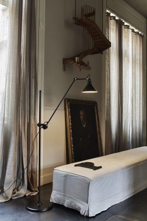 Gras-N215-Floor-Black-with-Linen-Table-Cloth