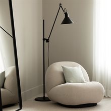 Gras-N215-Floor-Black-with-Modern-Chair