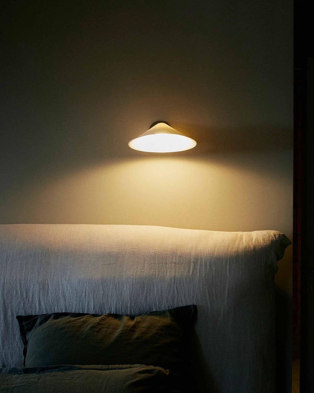 Plume Adjustable Wall, White Shade with Black Base, E27, IP20